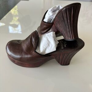 Calleen Cordero Women’s Leather Nash Clogs in Brown Oil. Size 9.